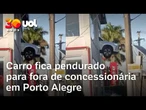 Carro fica metade para fora de vitrine de concessionária em Porto Alegre; veja vídeo