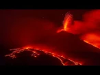 Le mont Etna brille de lave alors que les éruptions illuminent le ciel nocturne