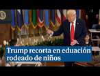 Trump firma los recortes en educación rodeado de niños sentados en pupitres en la Casa Blanca