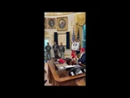 Trump riceve i muratori che lavorano alla Casa Bianca e lancia loro cappellini "Maga" e spille