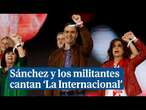 Pedro Sánchez y todos los socialistas cantan con el puño en alto 'La Internacional'