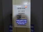 Marido espalha recados com dinheiro para o Dia dos Namorados