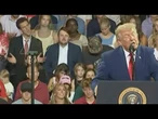 Participante de comício imita Trump durante discurso na Geórgia | AFP