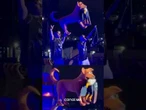 MC Hariel protesta no show do The Town com cachorro caramelo mordendo águia, símbolo dos EUA
