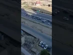 La lunga coda delle automobili con i cittadini in fuga da Teheran