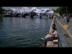 La foule afflue vers la gigantesque grotte de JR sur le pont Neuf à Paris