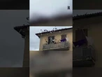 A Roma c'è un altro palazzo ostaggio dei piccioni e di un residente che dà loro da mangiare