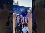 Ambra e la figlia Jolanda cantano T'appartengo al Pride di Milano