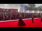 Venezia 82, Nojoud Alrumaihi sfila sul red carpet con un abito da fiaba tempestato di strass