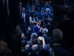 L’arrivo di Pier Silvio Berlusconi e il saluto commosso ai dipendenti Mediaset.