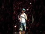 Maluma vede un bambino di un anno e interrompe il concerto: "Siete genitori irresponsabili"