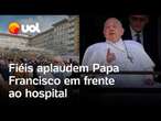 Papa Francisco faz primeira aparição após internação e fiéis aplaudem em frente ao hospital; vídeo