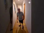 Un okupa septuagenario amenaza a sus desokupadores con un hacha: "Ven aquí, cabrón" #Okupa #Hacha