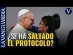 Una presa abraza y besa al Papa en su visita a Brians 1