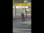 A Roma un prete gira sui pattini a rotelle sul Lungotevere