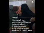Un bacio appassionato per nascondere il passaggio di schede telefoniche in carcere