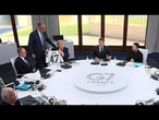 G7, al via sessione Ucraina: Merz regala la maglia della NAZIONALE tedesca a Trump