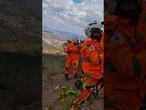 Homem é içado por helicóptero em resgate após queda de parapente; veja vídeo