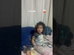 Pais se distraem e encontram filha coberta de hidratante