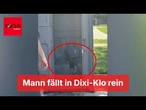 Mann fällt in Dixi-Klo rein - Feuerwehr muss ihn raussägen