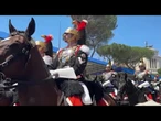 La mascotte dei carabinieri Briciola insieme a Corazzieri a cavallo alla parata del 2 Giugno