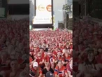 Aficionados noruegos toman Times Square con su 'viking row'