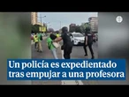 Un policía empuja a una profesora durante una manifestación en Valencia