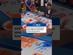 Mamdani joins children in creating Knicks parade banner