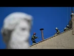 Au Vatican, la cheminée qui annoncera l'élection du pape a été installée • FRANCE 24