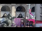 Un enorme copricapo di fiori fucsia per Priscilla - La Regina del Deserto al Pride di Roma