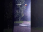 Vídeo mostra momento em que raio cai perto de mulher durante tempestade na Rússia