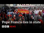 Mourners file past Pope Francis’s coffin as more than 20,000 gather at the Vatican | BBC News