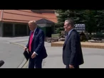 G7 Canada, Trump firma accordo con Starmer, ma gli cadono i fogli: "È un po' ventoso qui"