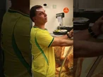 Flávio faz “desafio da Copa” em mercado: churrasco com R$ 100