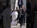 El Papa baja del avión que le llevaba a Roma