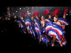 Les danseuses du Moulin Rouge célèbrent l'arrivée du Tour de France à Paris