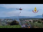 Incendio di vegetazione a Poggio a Caiano (PO), l'elicottero dei Vigili del Fuoco all'opera