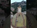 La pulizia acrobatica della cupola della chiesa madre di Positano