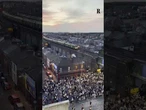 Migliaia di fan degli Oasis senza biglietto cantano fuori dal Croke Park a Dublino