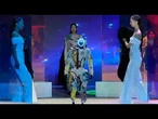 Des robots humanoïdes défilent avec des mannequins à Séoul