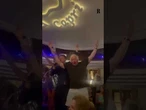 Boris Johnson in vacanza a Capri balla alla taverna 'Anema e core'