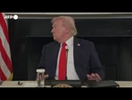 Gaza, il momento in cui Rubio consegna a Trump un biglietto sull'accordo di tregua