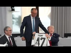 Vidéo : le chancelier allemand surprend Trump avec un maillot « Trump 47 »