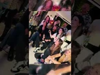 Compleanno Laura Pausini: il karaoke insieme alle amiche Giorgia e Paola Cortellesi