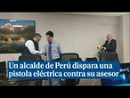 Un alcalde de Perú dispara una pistola eléctrica contra su asesor y cae desplomado en una oficina