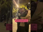 A Barcellona una coppia filma un momento romantico per strada, dietro passa Messi