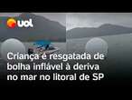 Criança é resgatada de bolha inflável à deriva no mar, no litoral de São Paulo; veja vídeo