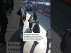 Salva en el último segundo a una mujer despistada de ser atropellada por un tranvía #viral