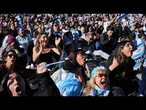 Des supporters argentins chantent et dansent après la remontée contre l'Égypte au Mondial