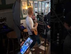 Ed Sheeran si esibisce a sorpresa nella sua città in un pub